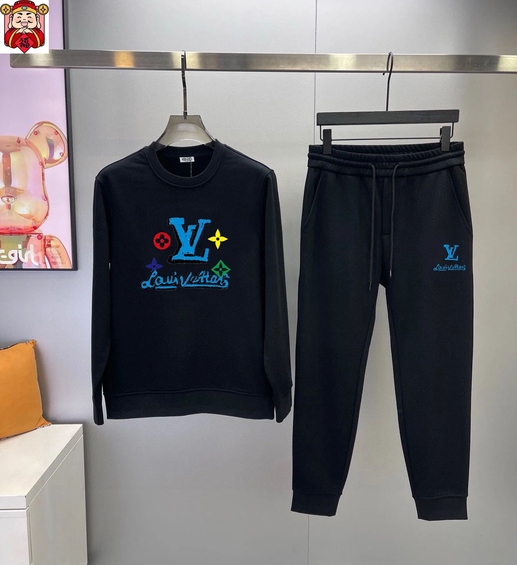 🅿️380 [LV Louis Vuitton] (Fat Man Gospel) hot-selling suit is coming. Focus on the original version of the official website. 2025 new hot-selling sweatshirt suit. The original order is the best. 🇭🇰The meticulous work of top designers is dedicated to a fitting and perfect upper body effect. All-natural high-quality Roman cotton 100%, close-fitting comfort, noble and elegant! Original hardware embodies elegance and nobility! Counter size: M-5XL (maximum wear up to 220 pounds)